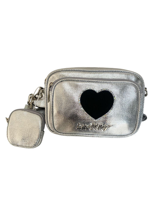 Bolso Crossbody Plateado "Corazón Audaz" de Betsey Johnson